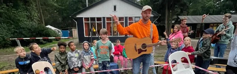 Vuurkorf brandt op het terrein bij het kampgebouw