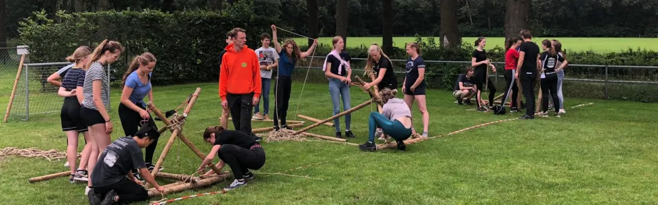 Deelnemers spelen een spel op het grasveld
