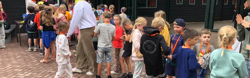 Deelnemers verzamelen zich op het plein