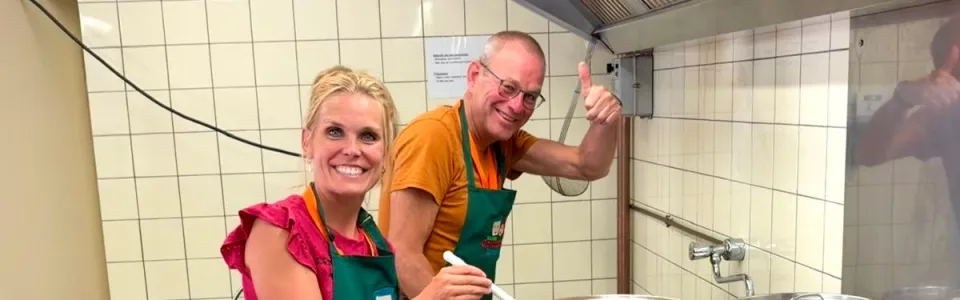 Keukenmedewerker bij de soeppan