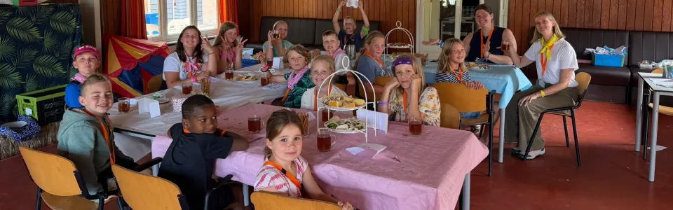 Deelnemers aan tafels in de zaal