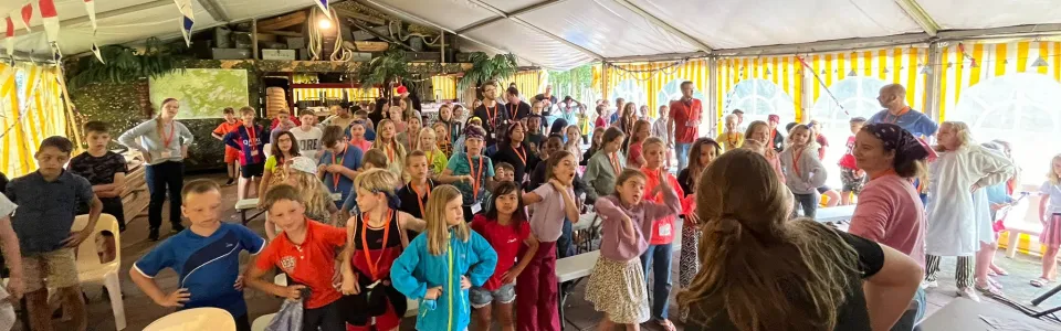 Deelnemers in de partytent met vlaggetjes