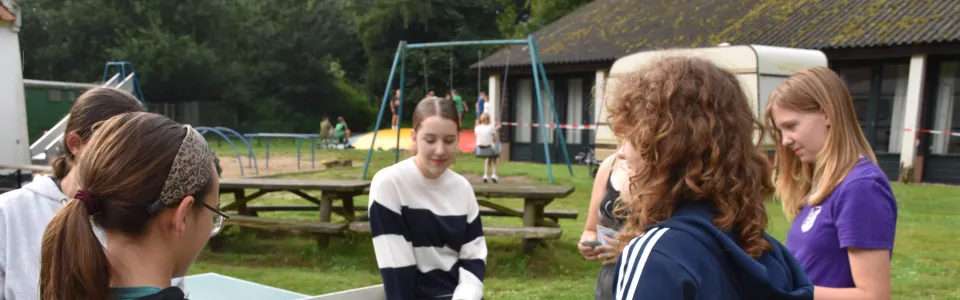 Deelnemers spelen een spel aan tafel