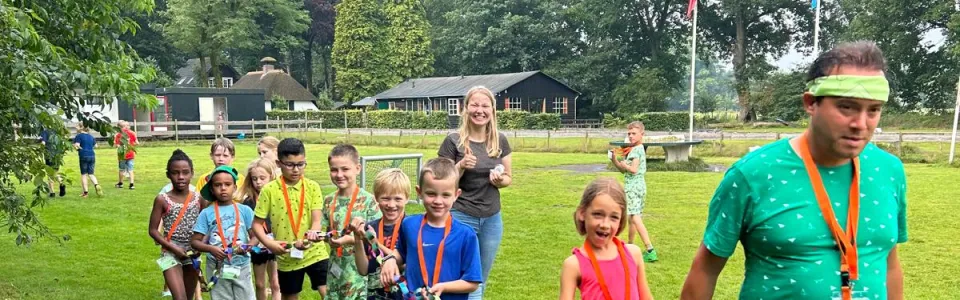 Deelnemers lopen over het grasveld
