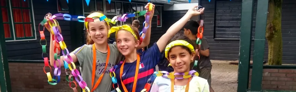 Verklede deelnemers met kleurrijke kleding