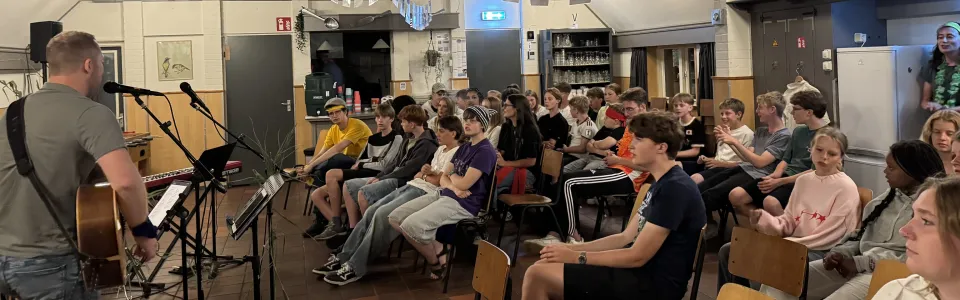 Deelnemers in de zaal tijdens het programma