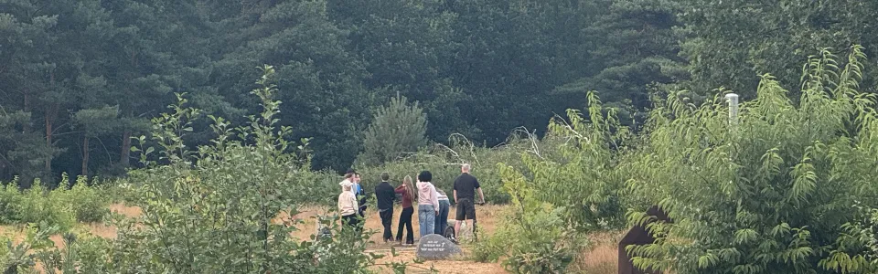 Deelnemers lopen door het bos