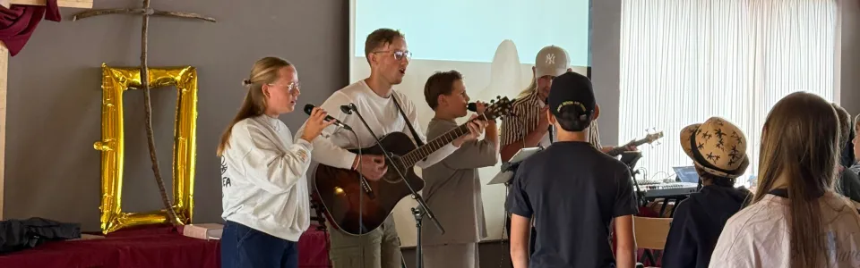 Deelnemers in de zaal tijdens het programma
