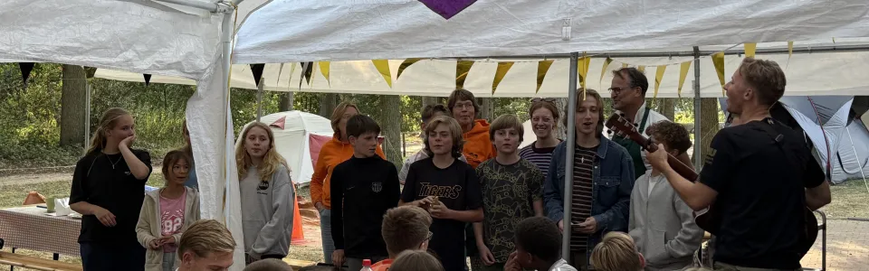Deelnemers in de partytent tijdens het programma
