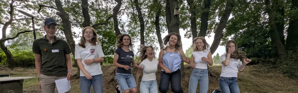 Deelnemers springen op het grasveld
