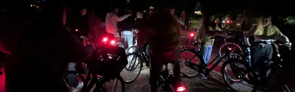 Fietsen met rode lampjes in het donker