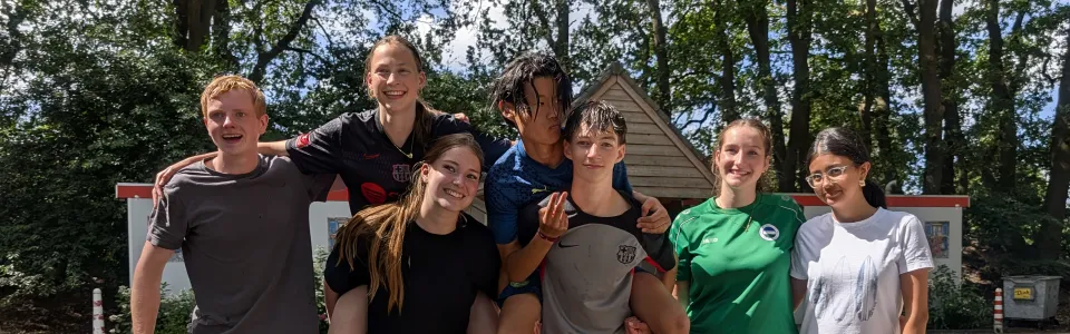 Kampleiding poseert op het zandveld