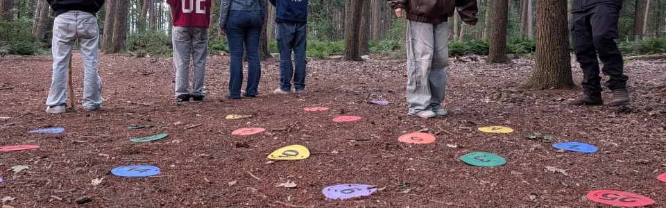 Tieners spelen samen een kleurrijk cijferspel in het bos