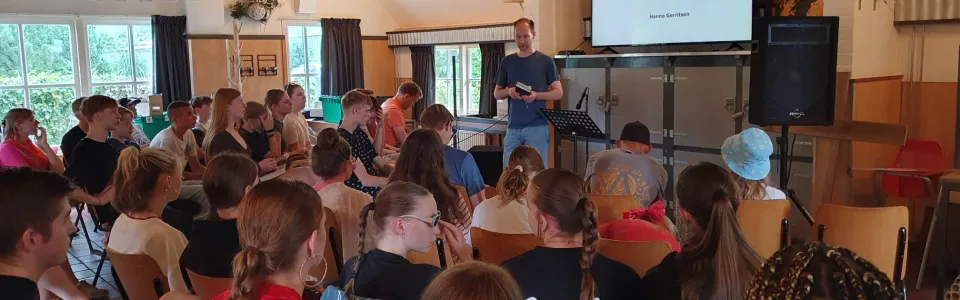Volle zaal met deelnemers tijdens het programma
