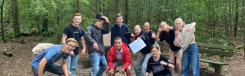 Groepsfoto van deelnemers in het bos
