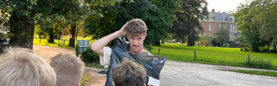 Deelnemer met een camera op het terrein