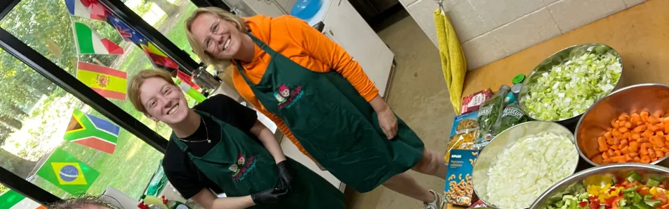 Keukenteam met schalen eten