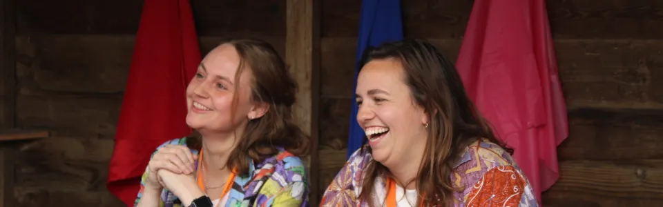 Kampleiding lacht aan tafel