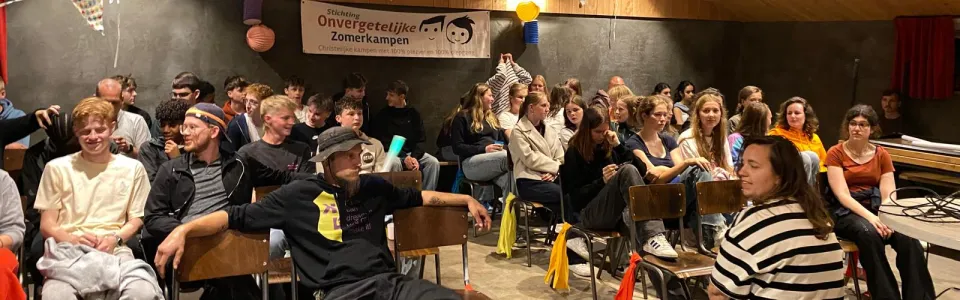 Deelnemers in de zaal tijdens het programma