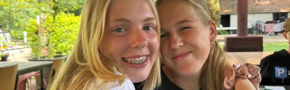 Twee deelnemers poseren samen