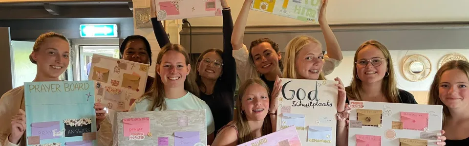 Deelnemers houden zelfgemaakte posters omhoog