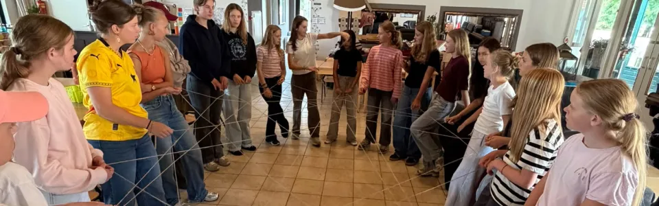 Deelnemers in de versierde zaal