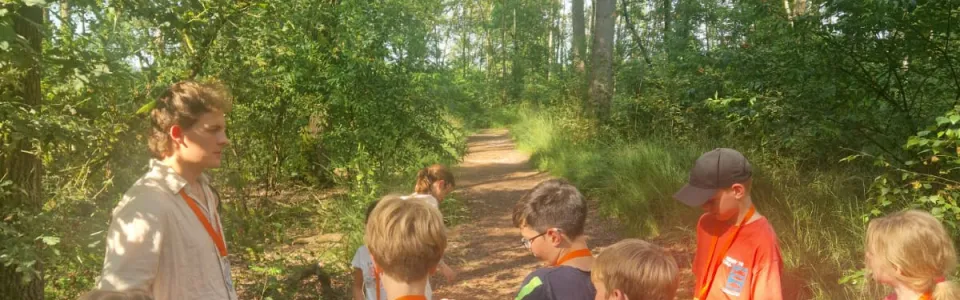 Deelnemers verzamelen zich in het bos