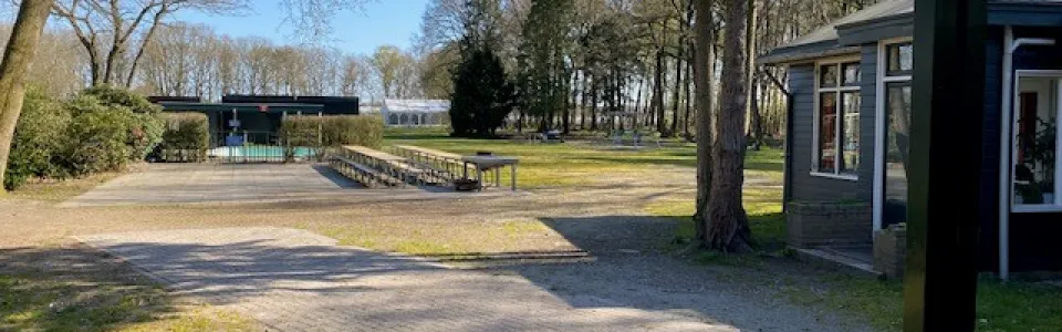 Luchtfoto van groepsaccommodatie Het Mussennest en het grote speelveld aan de bosrand in Otterlo