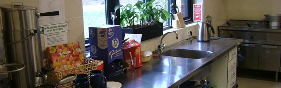 Eetzaal en recreatieruimte met eettafels in accommodatie De Barg