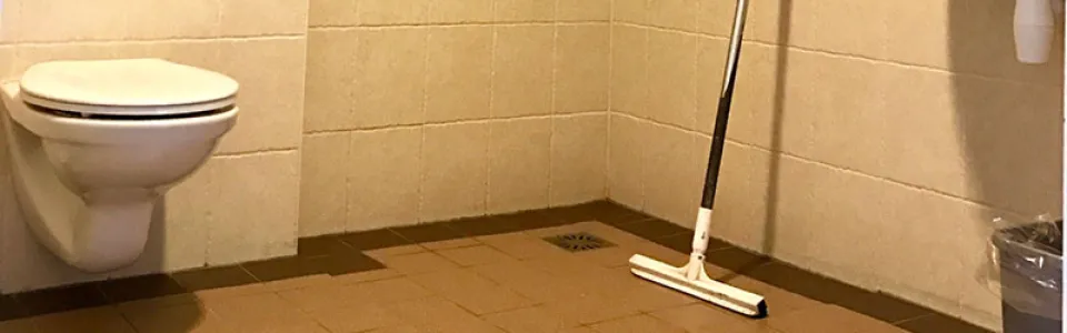 Slaapkamer overzicht met stapelbedden en kledingkasten