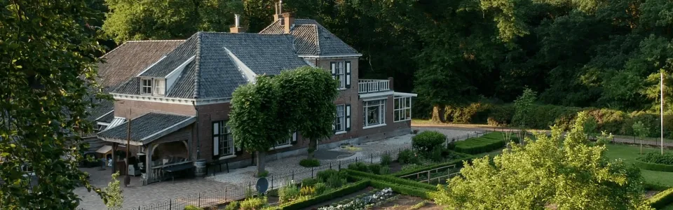 Overzicht van de groepsaccommodatie De Houtkamp omgeven door groen