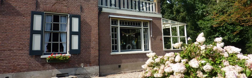 Grote dagverblijf- en eetzaal met tafels en stoelen