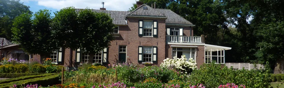 Slaapvertrek met houten stapelbedden in De Houtkamp