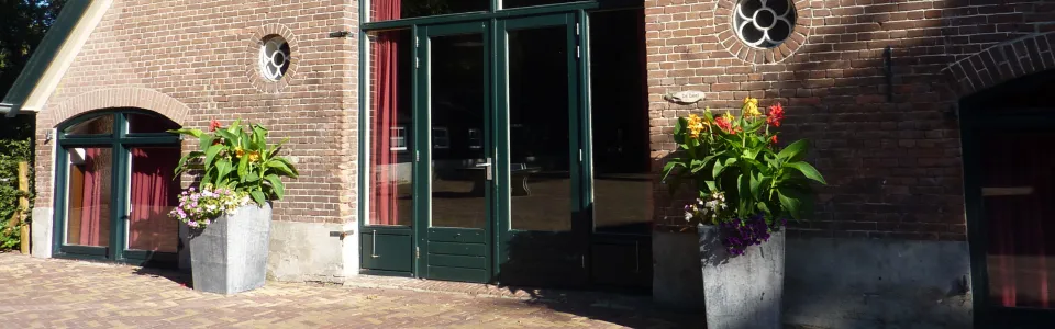 Ruime slaapzaal met stevige stapelbedden in De Houtkamp