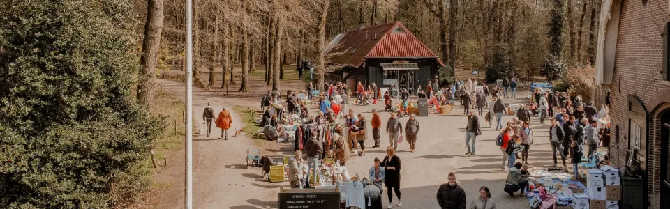 Luchtfoto van Boerderij Hoekelum en het omliggende groene landgoed in Bennekom