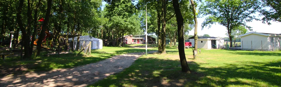 Groen landelijk terrein met bomen, speelveld en accommodaties op Costa del Zeumeren in Voorthuizen