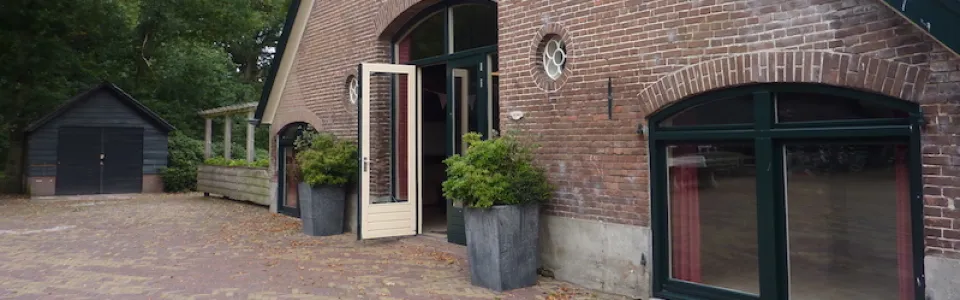 Hoofdingang en vooraanzicht van groepsaccommodatie De Houtkamp in Otterlo