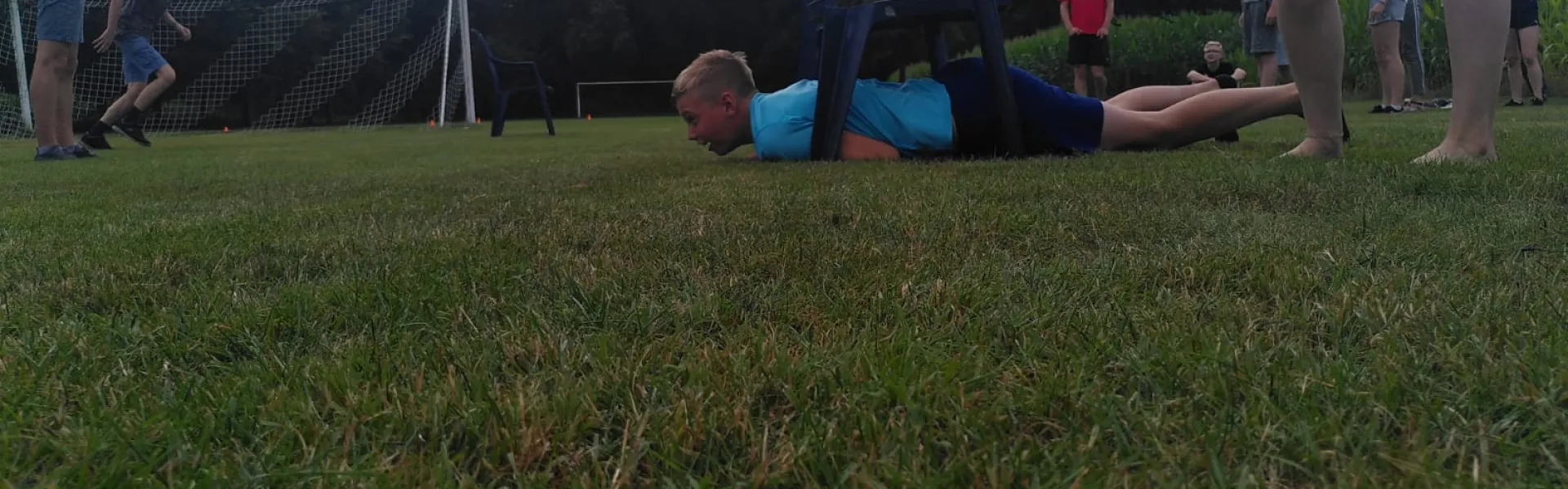 Deelnemers liggen op het grasveld tijdens een spel